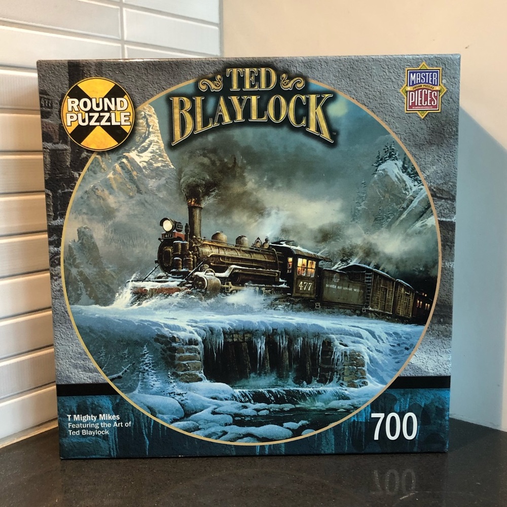 🚂 NWOT round 700 piece Master Pieces puzzle